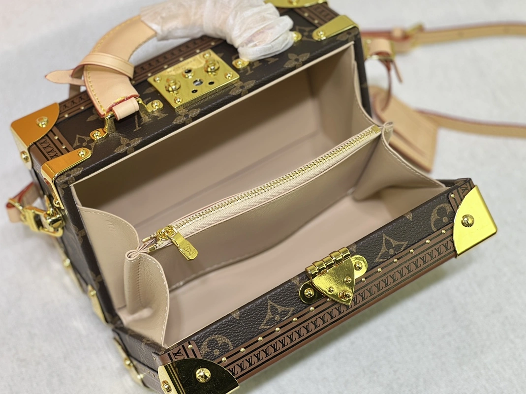 Louis Vuitton AAA Quality Messenger Bags For Women Unique 2546