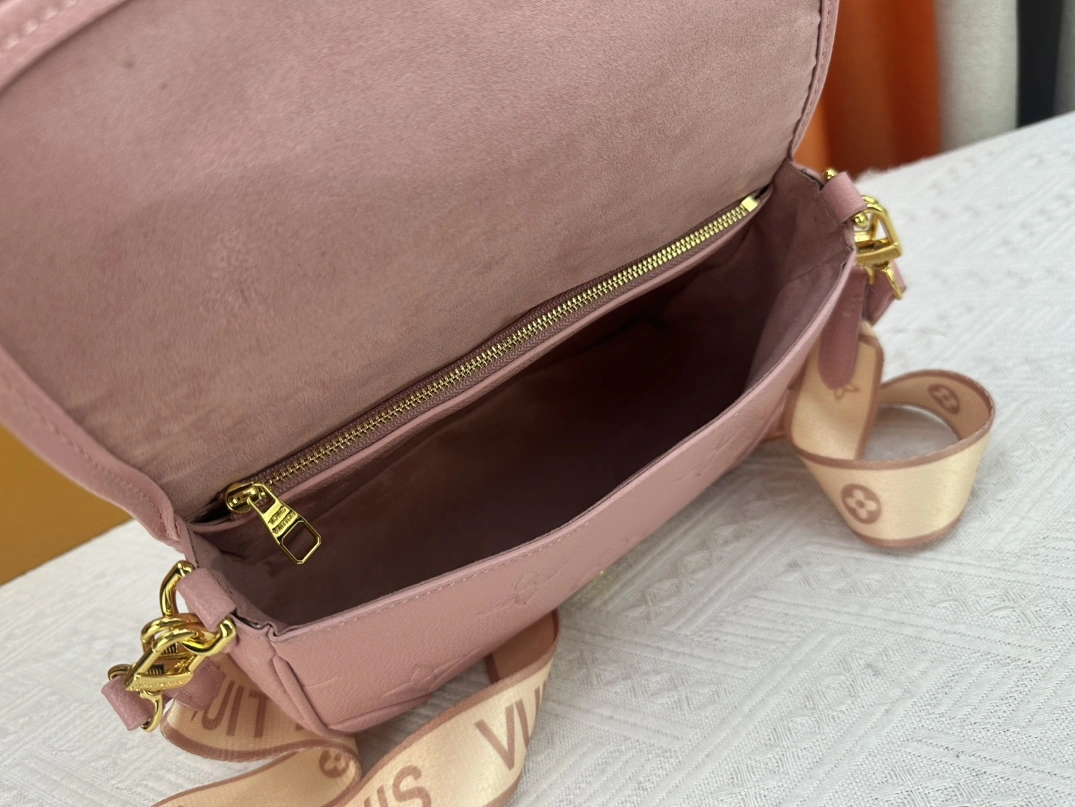 Louis Vuitton AAA Quality Messenger Bags For Women UrbanStyle 3576