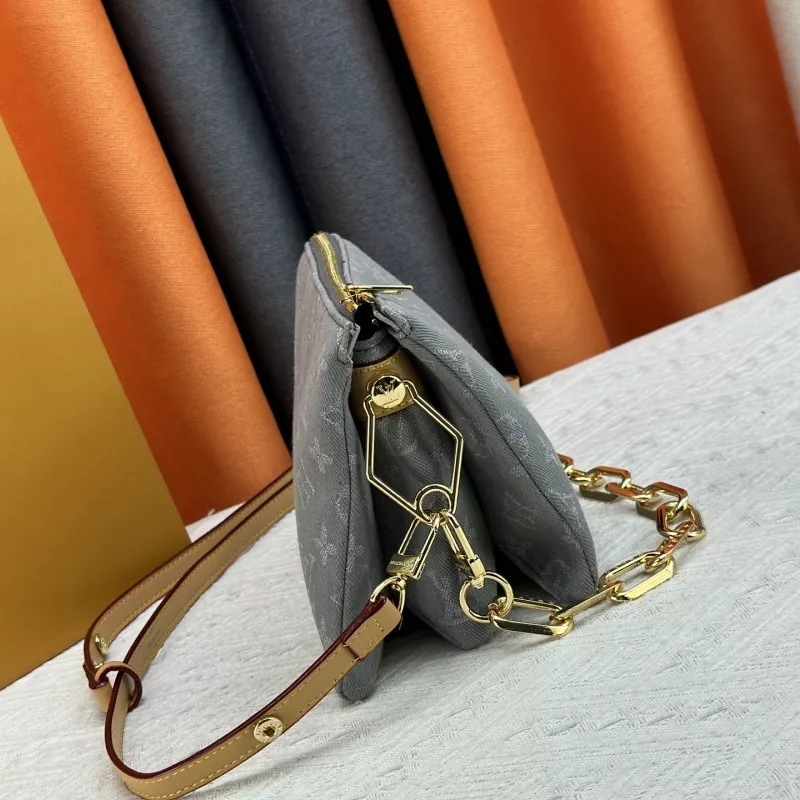 Louis Vuitton AAA Quality Messenger Bags For Women Versatile 2700