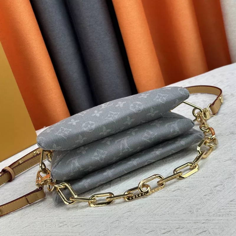 Louis Vuitton AAA Quality Messenger Bags For Women Versatile 2700