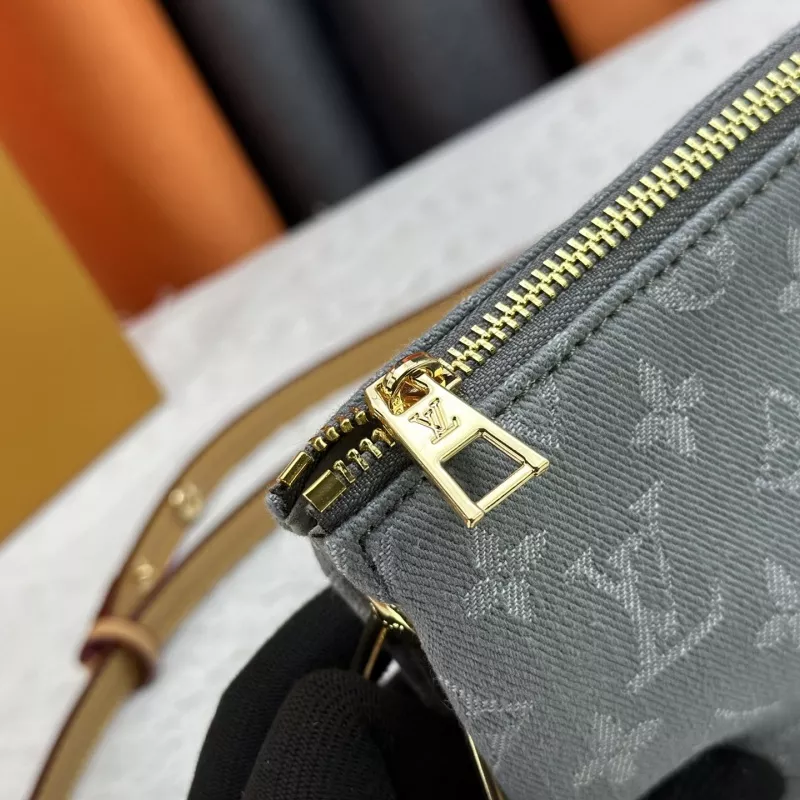 Louis Vuitton AAA Quality Messenger Bags For Women Versatile 2700