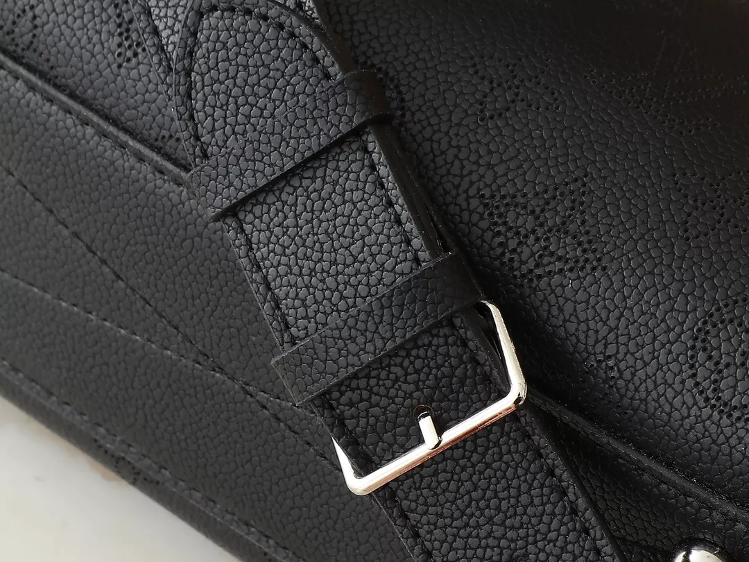 Louis Vuitton AAA Quality Messenger Bags For Women Versatile 4165