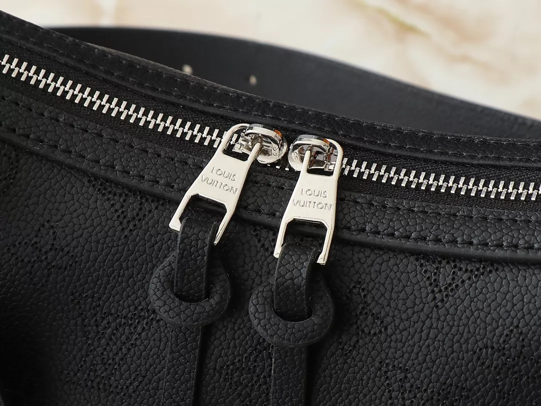 Louis Vuitton AAA Quality Messenger Bags For Women Versatile 4165