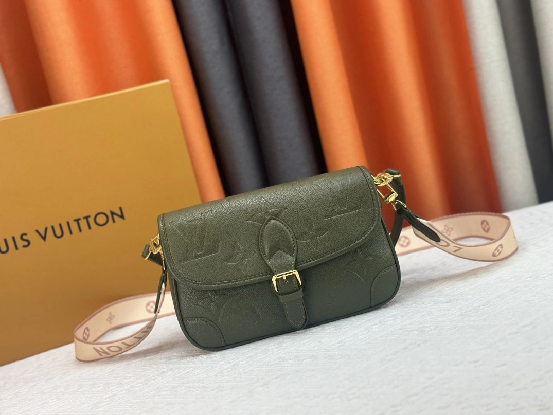 Louis Vuitton AAA Quality Messenger Bags For Women Versatile 4784