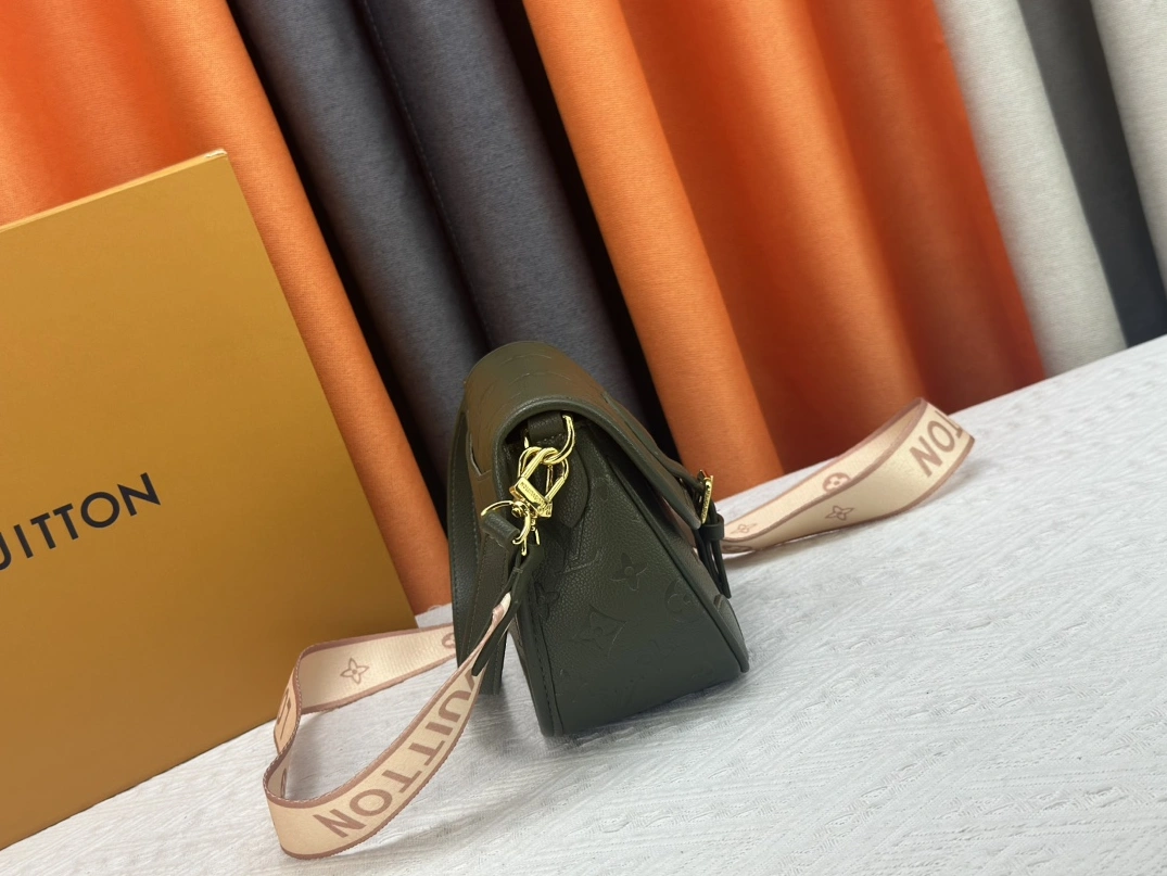 Louis Vuitton AAA Quality Messenger Bags For Women Versatile 4784