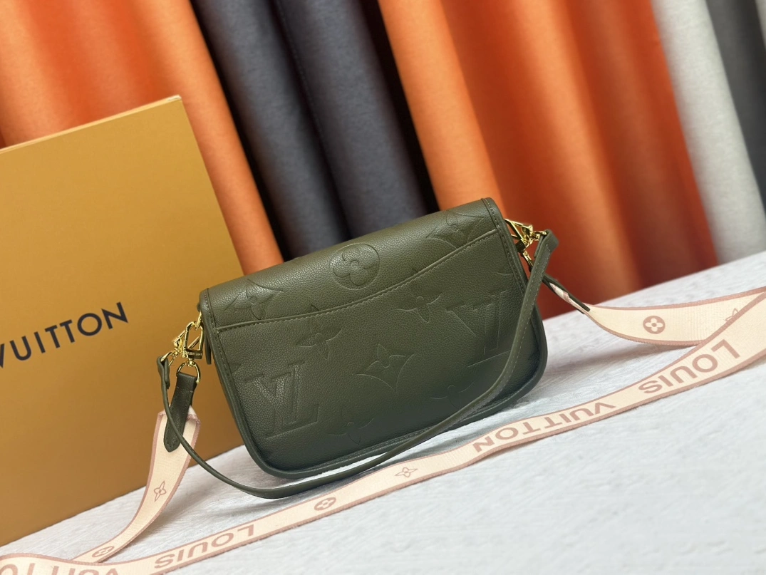 Louis Vuitton AAA Quality Messenger Bags For Women Versatile 4784