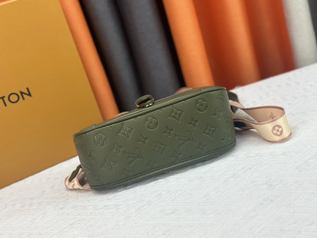 Louis Vuitton AAA Quality Messenger Bags For Women Versatile 4784