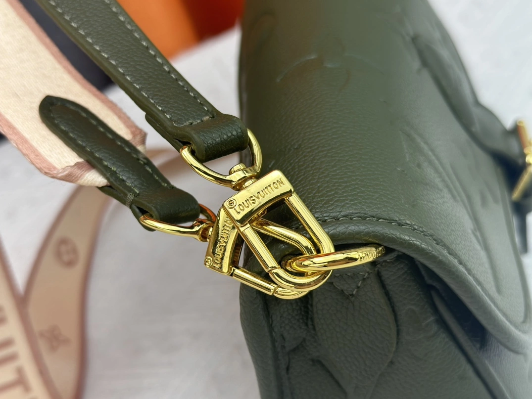 Louis Vuitton AAA Quality Messenger Bags For Women Versatile 4784