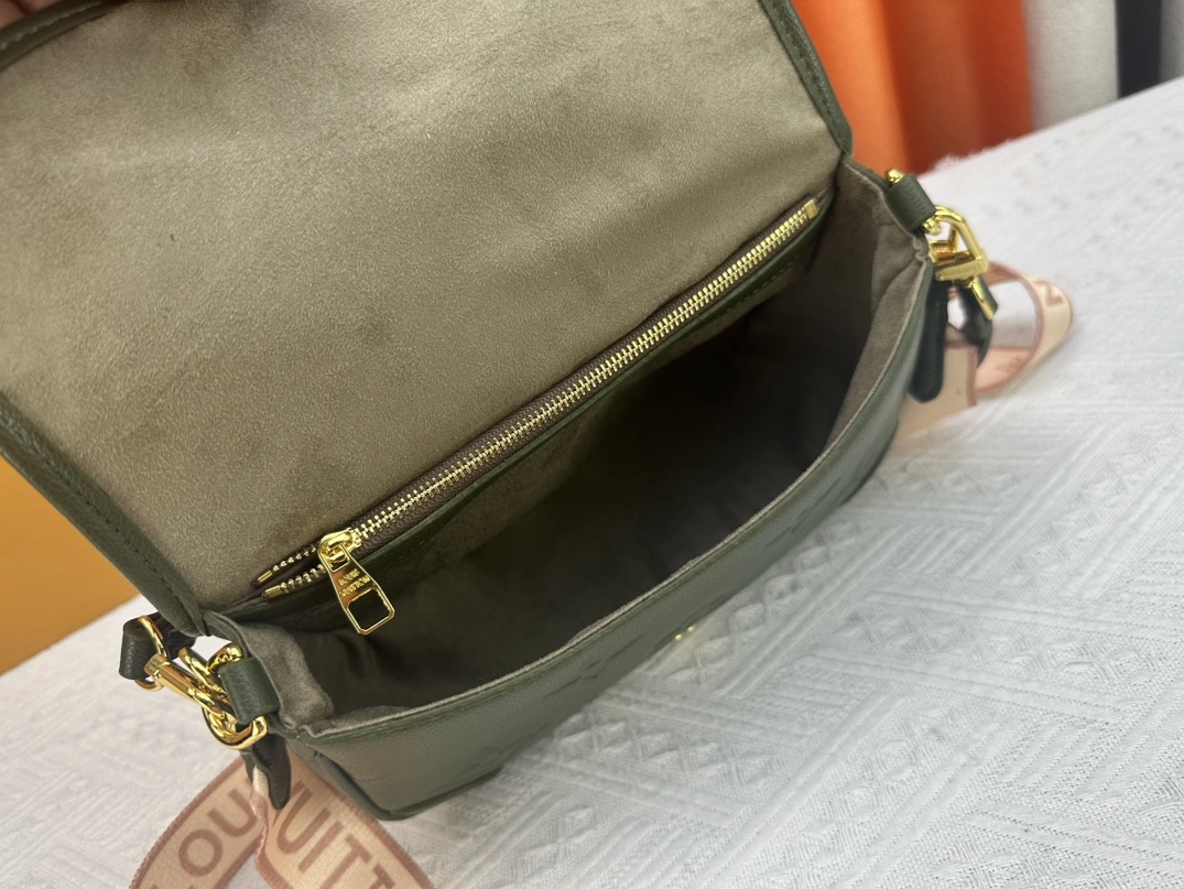 Louis Vuitton AAA Quality Messenger Bags For Women Versatile 4784