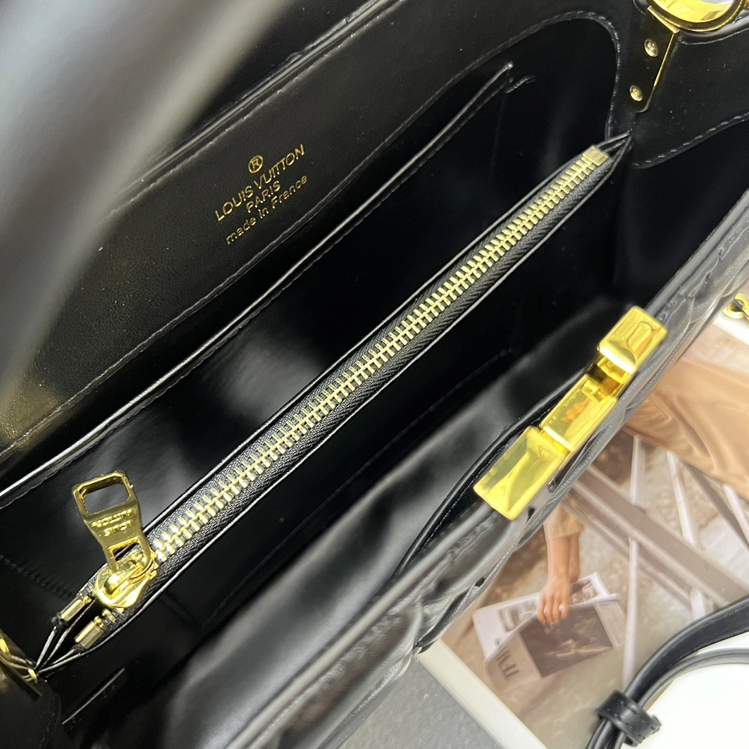 Louis Vuitton AAA Quality Messenger Bags For Women Versatile 6270