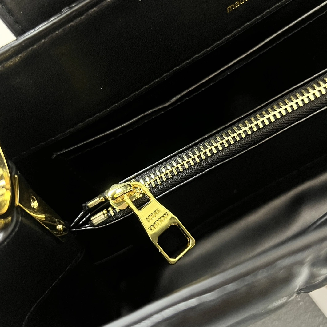 Louis Vuitton AAA Quality Messenger Bags For Women Versatile 6270