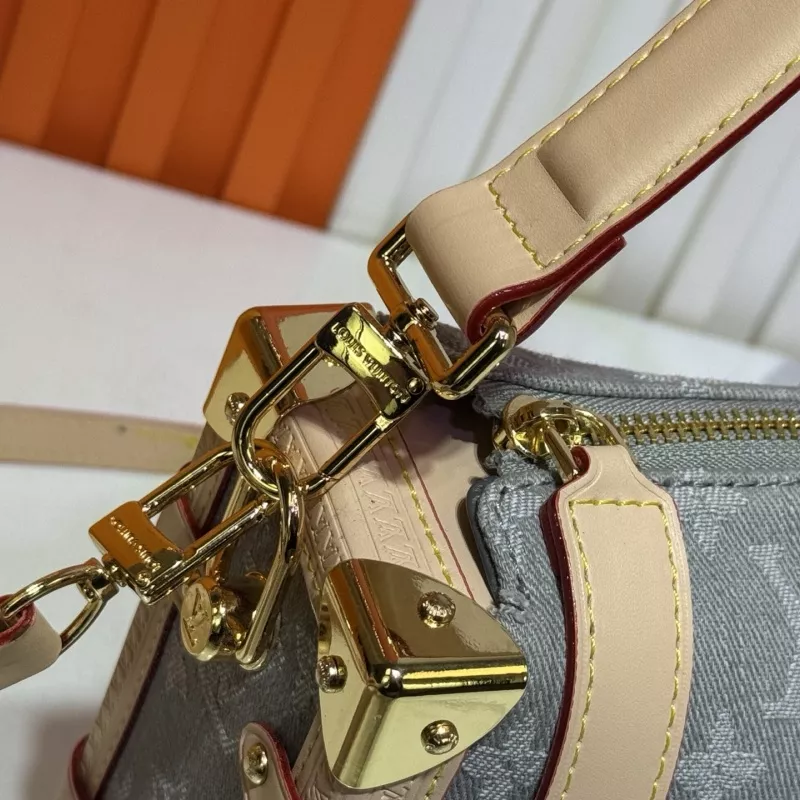 Louis Vuitton AAA Quality Messenger Bags For Women Versatile 8482