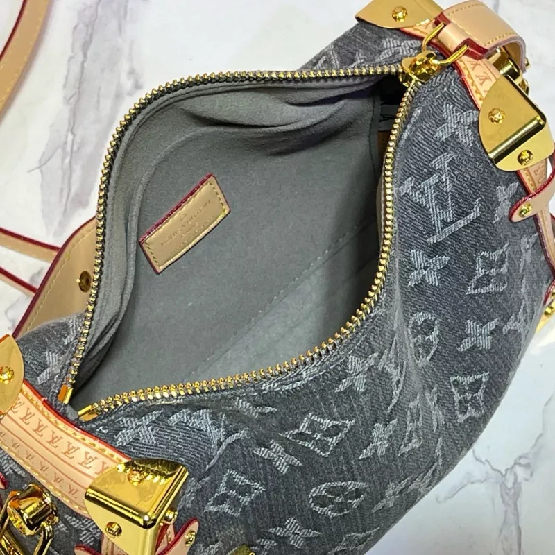 Louis Vuitton AAA Quality Messenger Bags For Women Versatile 8482