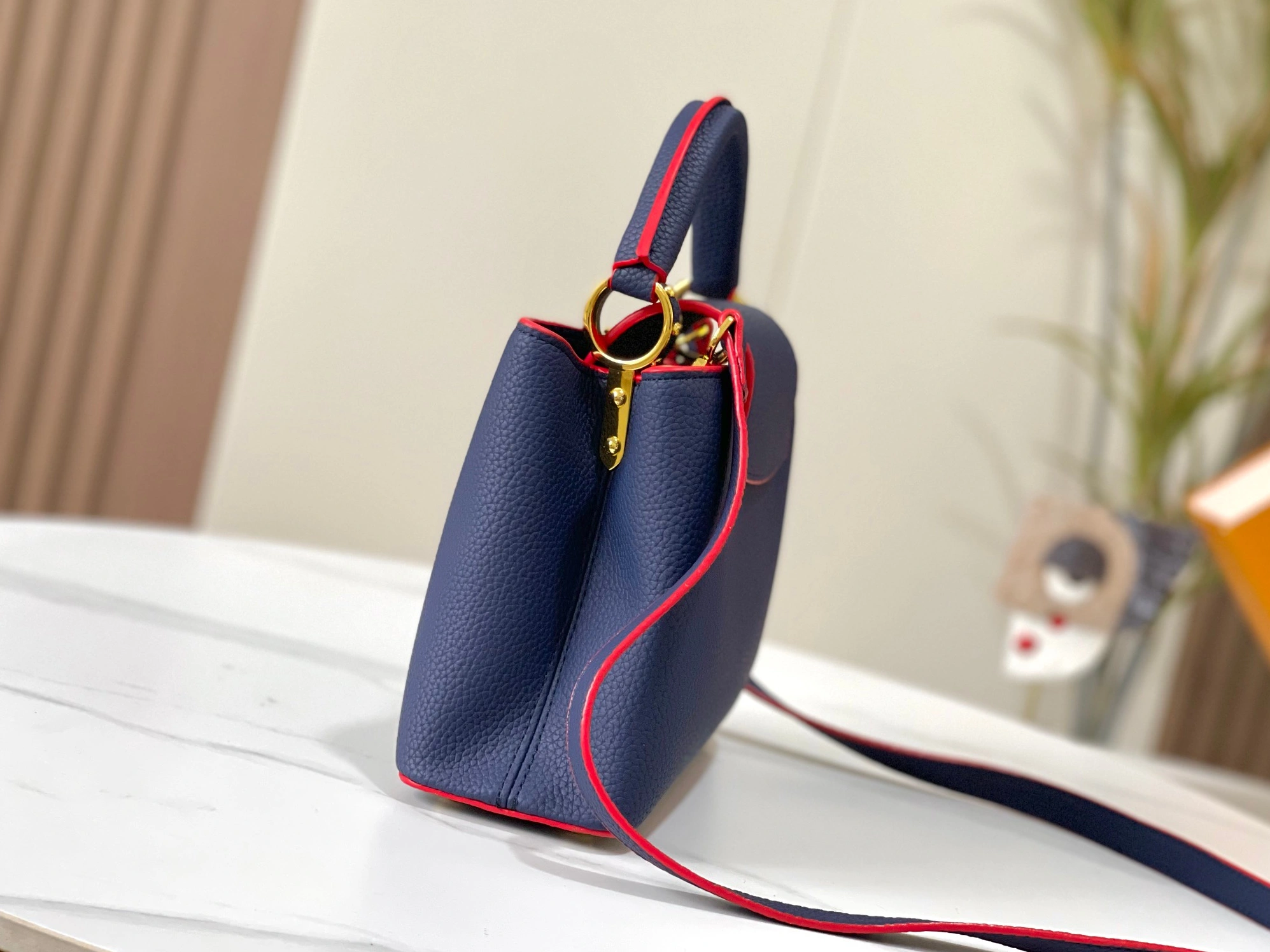Louis Vuitton AAA Quality Messenger Bags For Women Vibrant 183