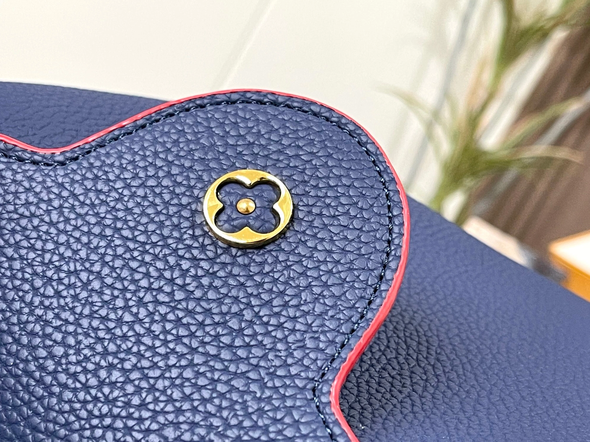 Louis Vuitton AAA Quality Messenger Bags For Women Vibrant 183