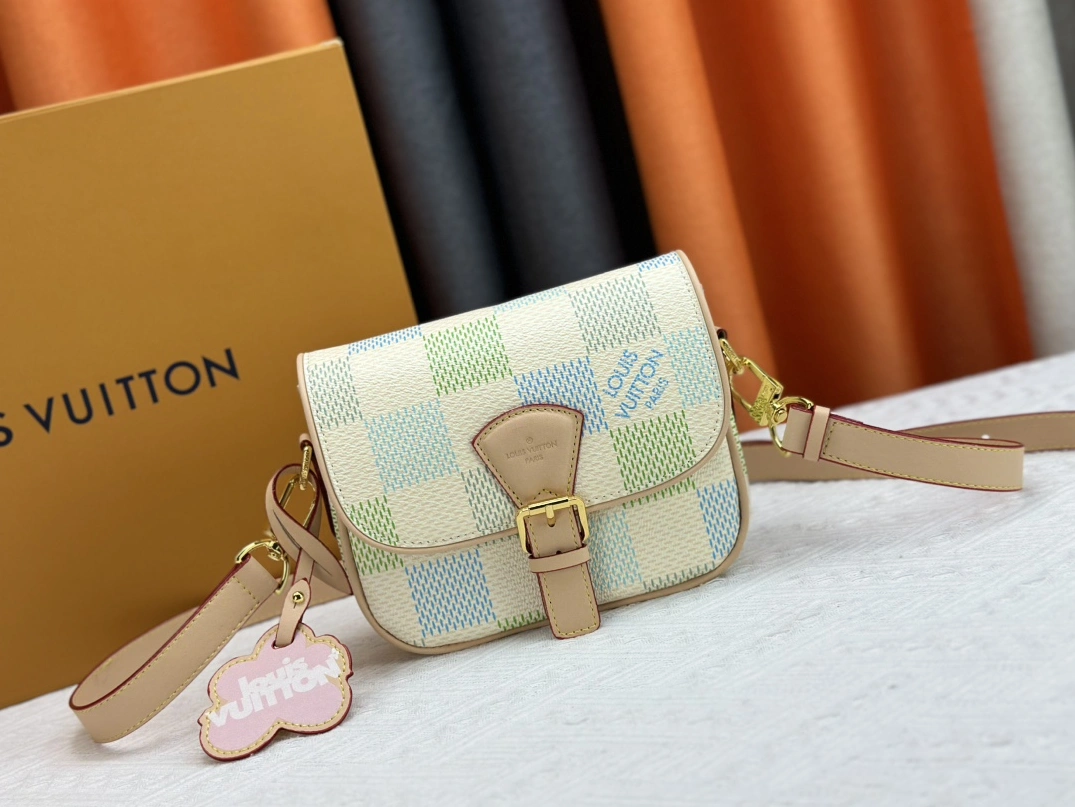 Louis Vuitton AAA Quality Messenger Bags For Women Vibrant 2043