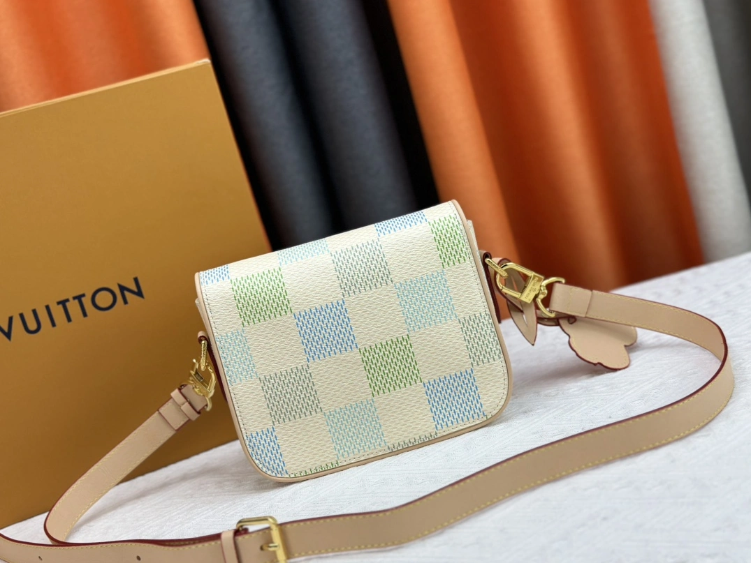 Louis Vuitton AAA Quality Messenger Bags For Women Vibrant 2043