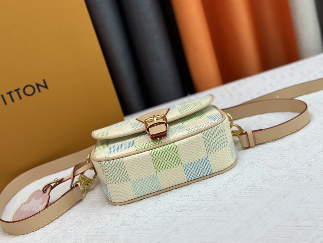 Louis Vuitton AAA Quality Messenger Bags For Women Vibrant 2043