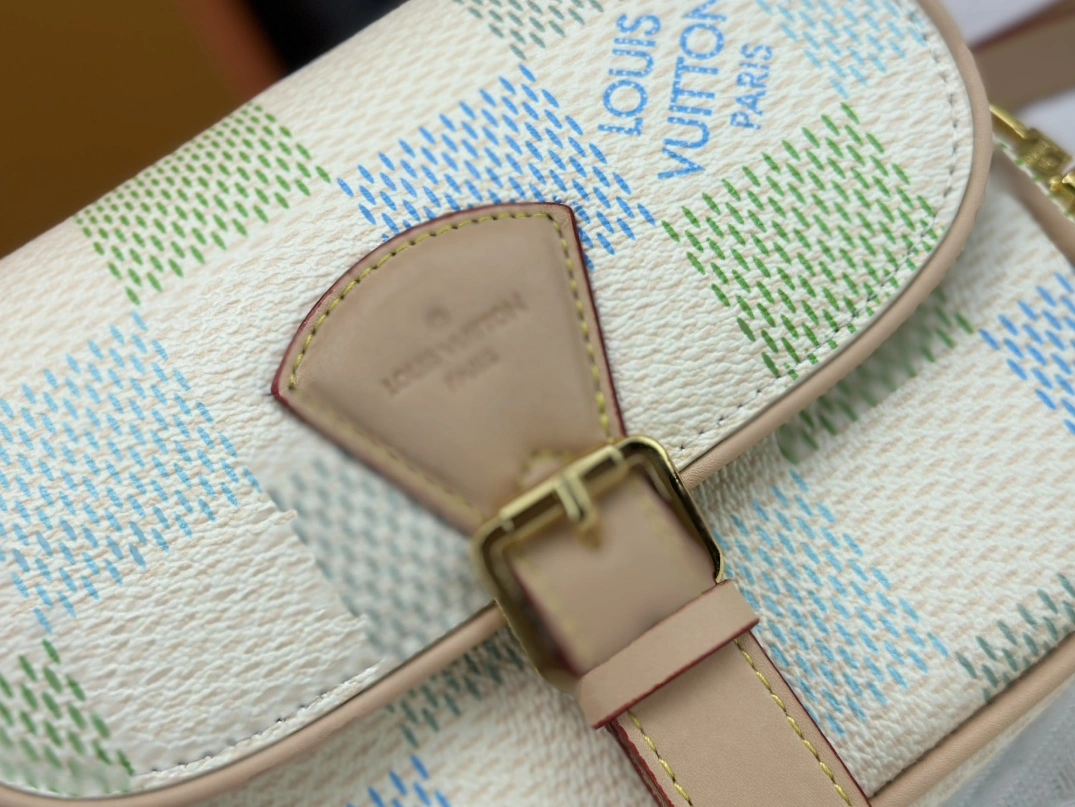 Louis Vuitton AAA Quality Messenger Bags For Women Vibrant 2043