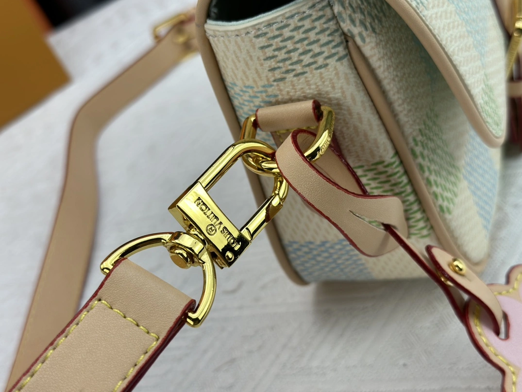Louis Vuitton AAA Quality Messenger Bags For Women Vibrant 2043