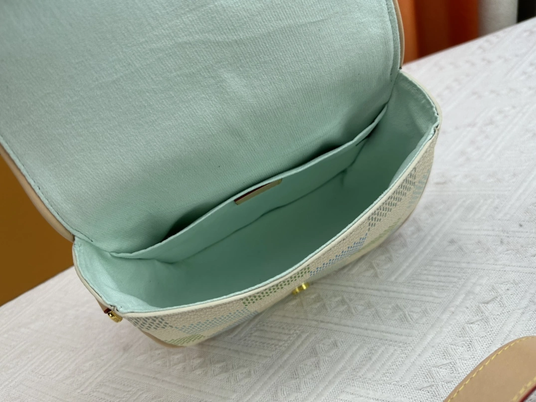 Louis Vuitton AAA Quality Messenger Bags For Women Vibrant 2043
