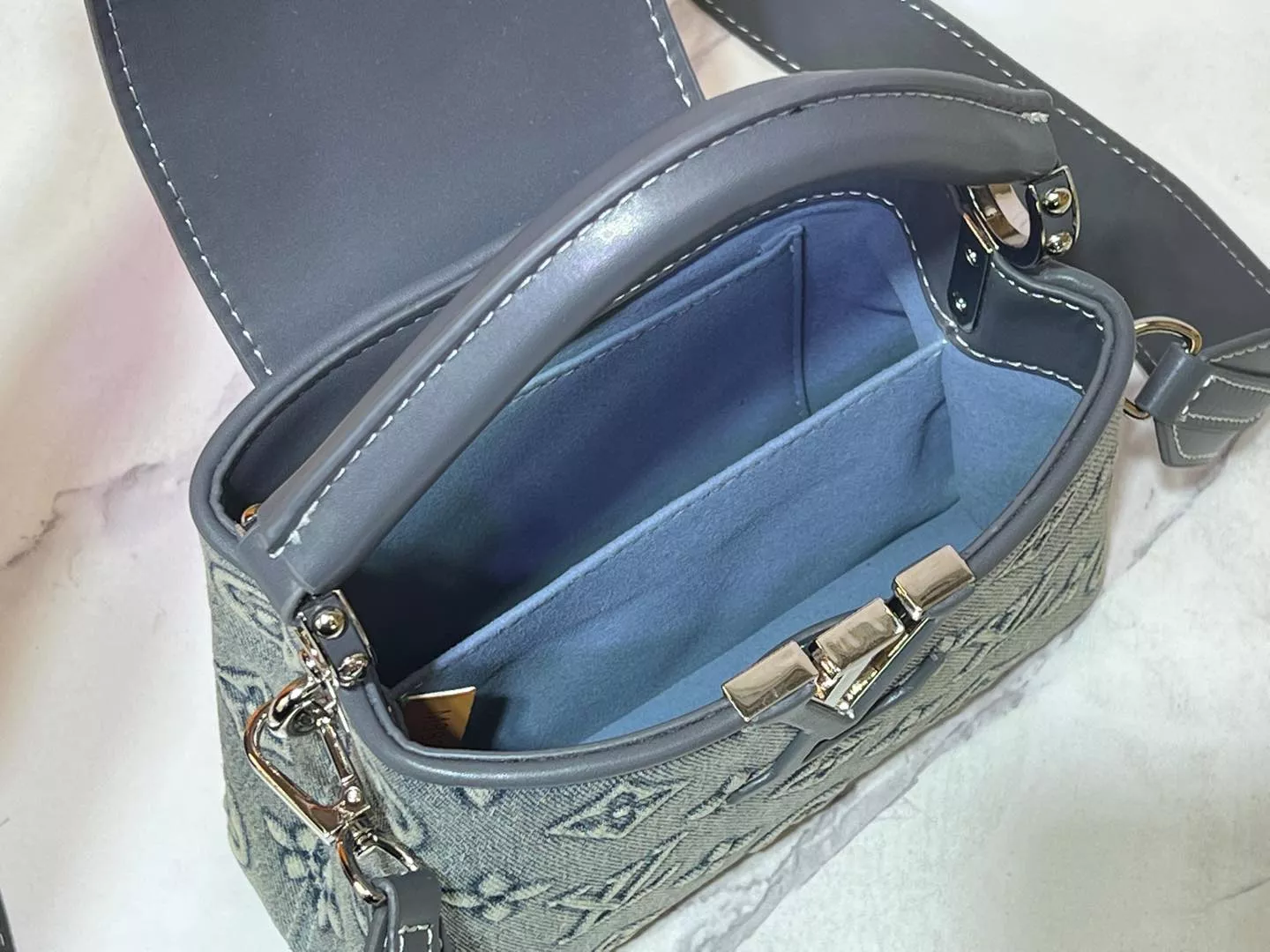 Louis Vuitton AAA Quality Messenger Bags For Women Vibrant 214