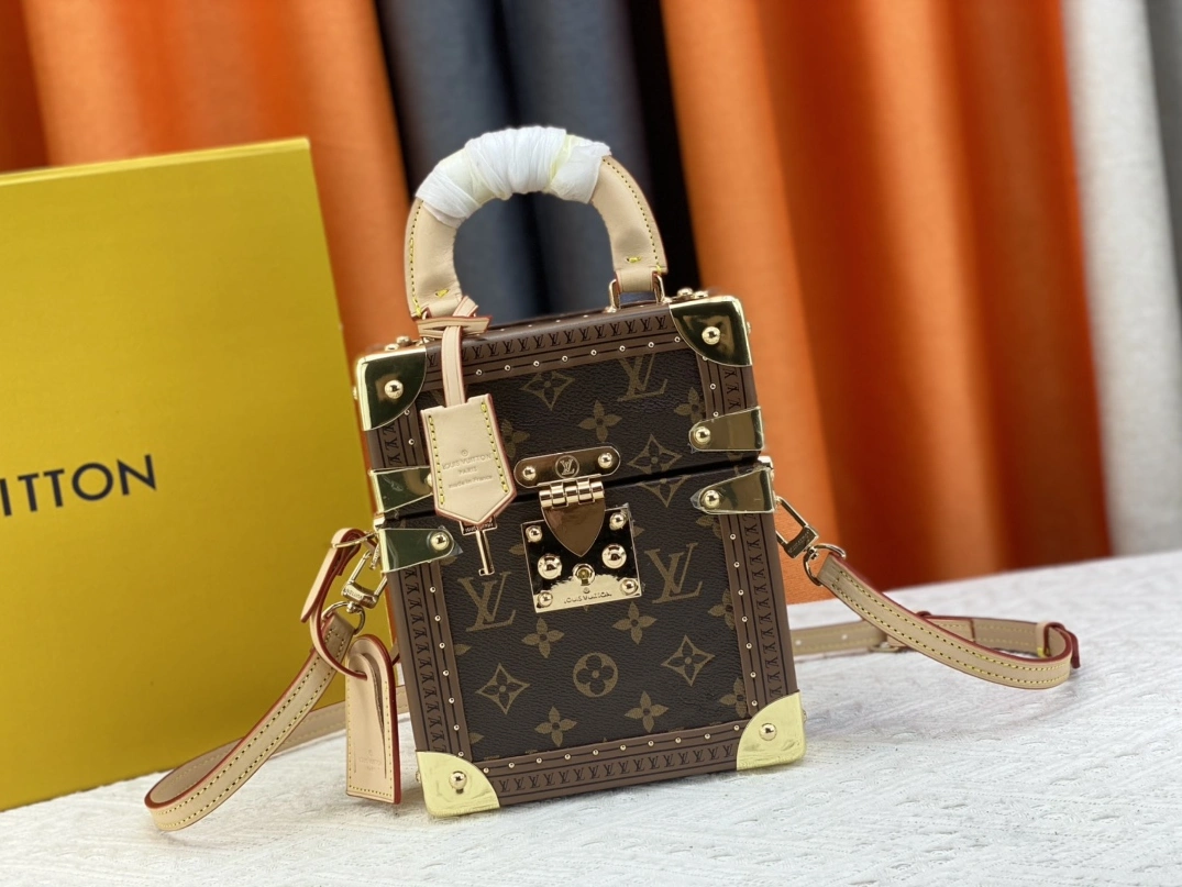 Louis Vuitton AAA Quality Messenger Bags For Women WellDesigned 1252