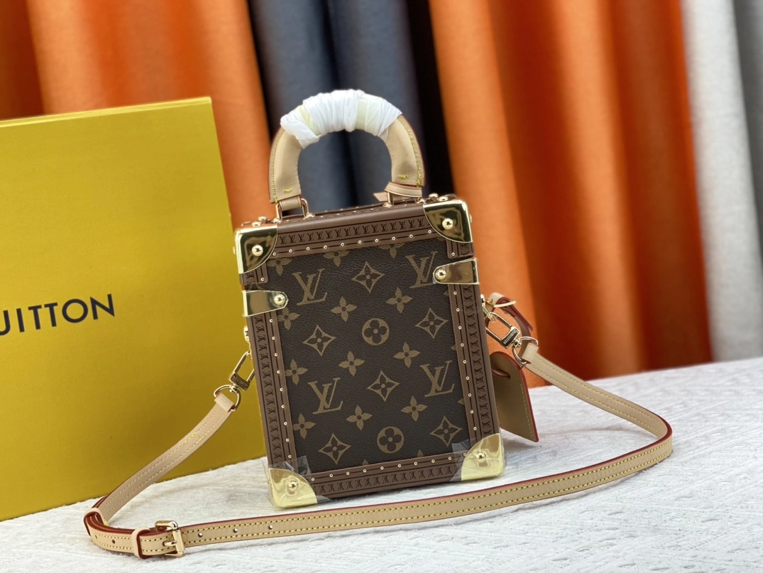 Louis Vuitton AAA Quality Messenger Bags For Women WellDesigned 1252
