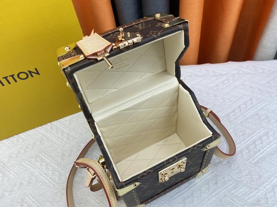 Louis Vuitton AAA Quality Messenger Bags For Women WellDesigned 1252