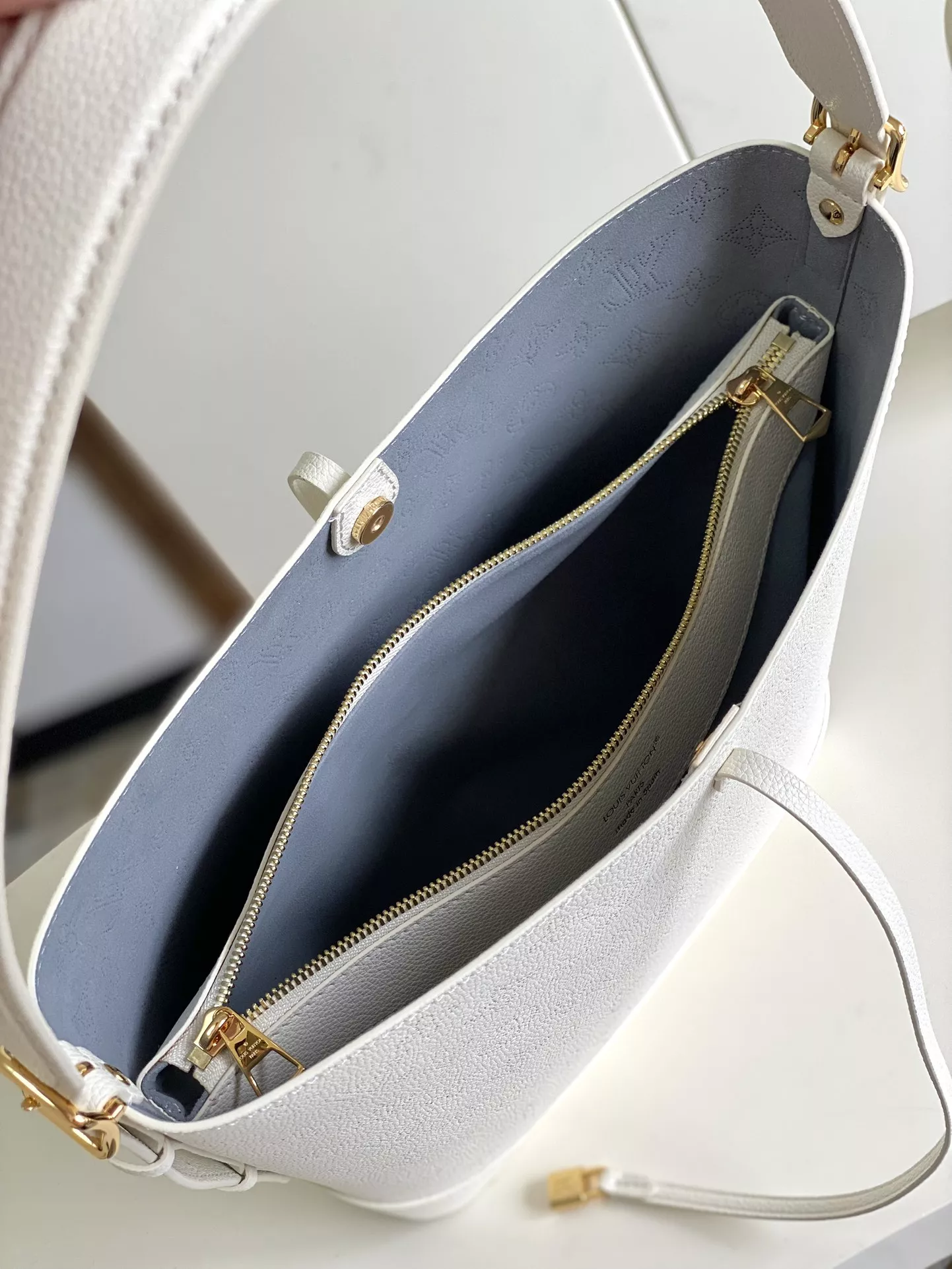 Louis Vuitton AAA Quality Shoulder Bags EyeCatching 9839