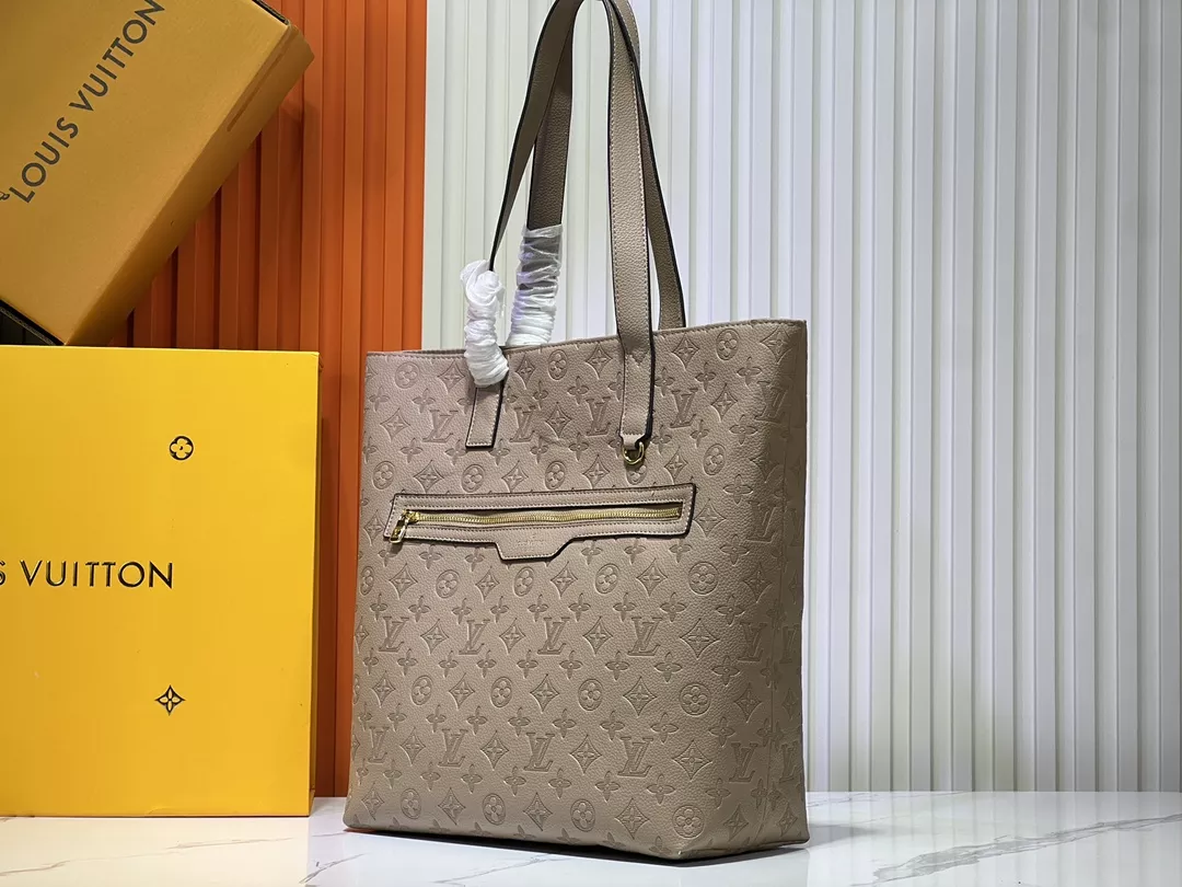Louis Vuitton AAA Quality Shoulder Bags For Unisex DailyWear 5635