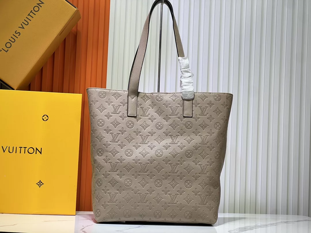 Louis Vuitton AAA Quality Shoulder Bags For Unisex DailyWear 5635