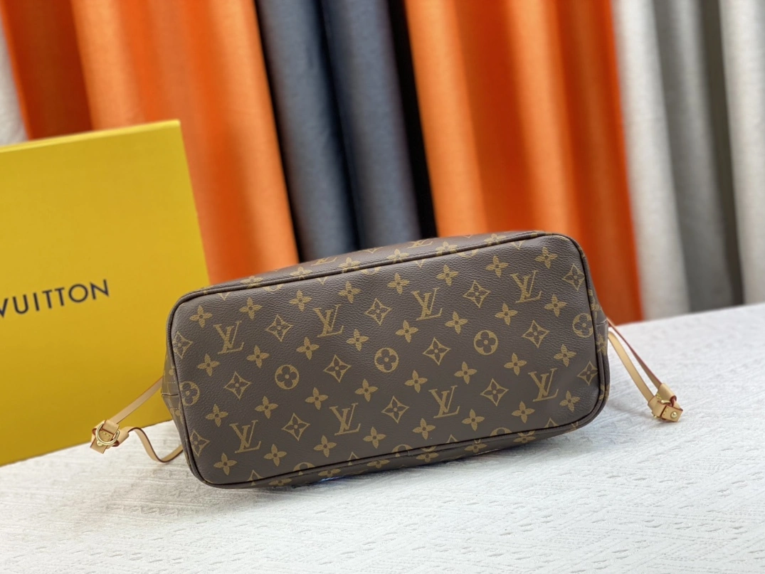 Louis Vuitton AAA Quality Shoulder Bags For Unisex Trendsetting 581