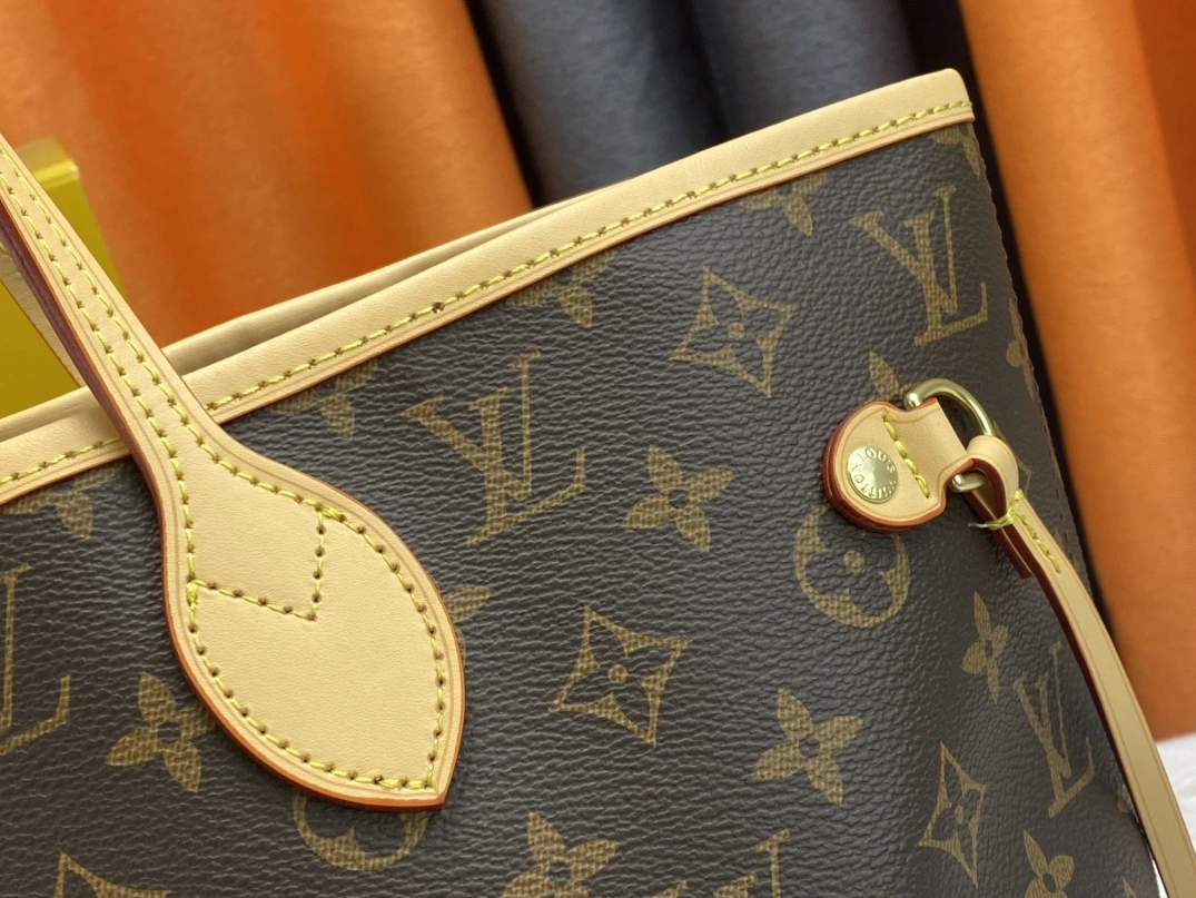 Louis Vuitton AAA Quality Shoulder Bags For Unisex Unique 8263