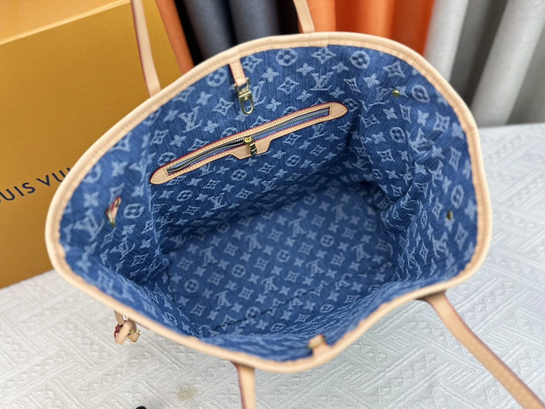 Louis Vuitton AAA Quality Shoulder Bags For Women AllSeason 4755