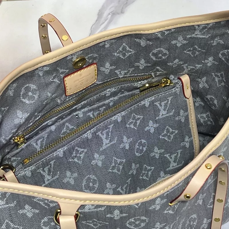 Louis Vuitton AAA Quality Shoulder Bags For Women Breathable 2622