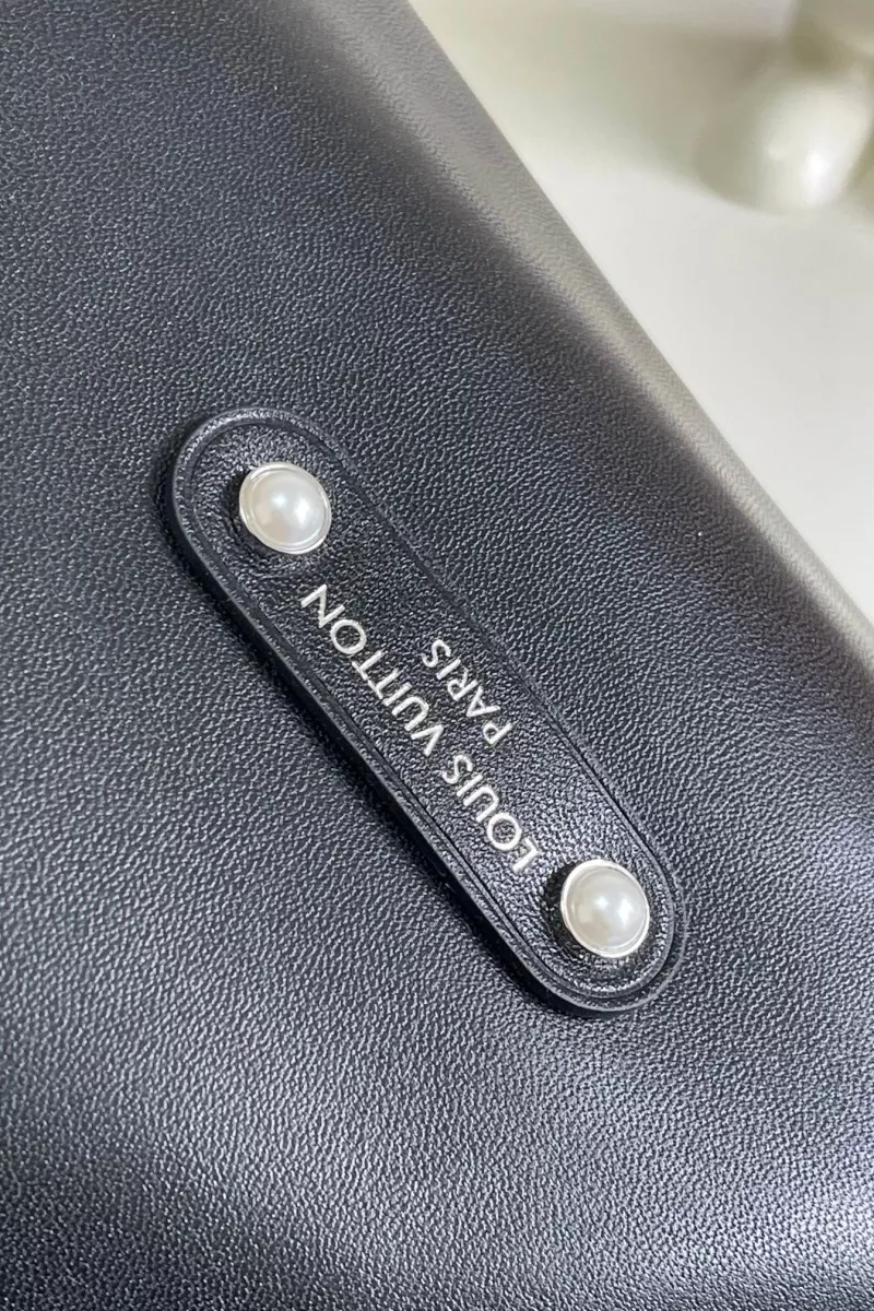 Louis Vuitton AAA Quality Shoulder Bags For Women Classic 9530