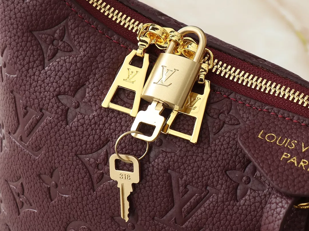 Louis Vuitton AAA Quality Shoulder Bags For Women Comfortable 3920