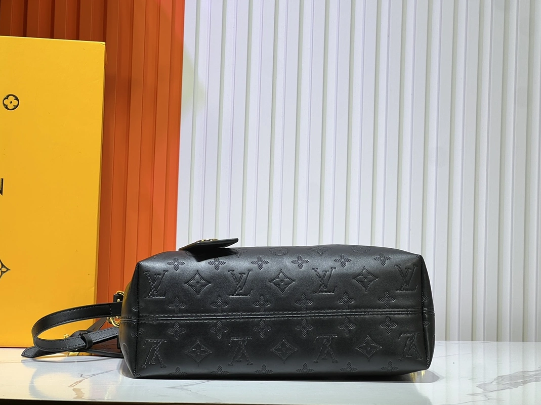 Louis Vuitton AAA Quality Shoulder Bags For Women Comfortable 7444