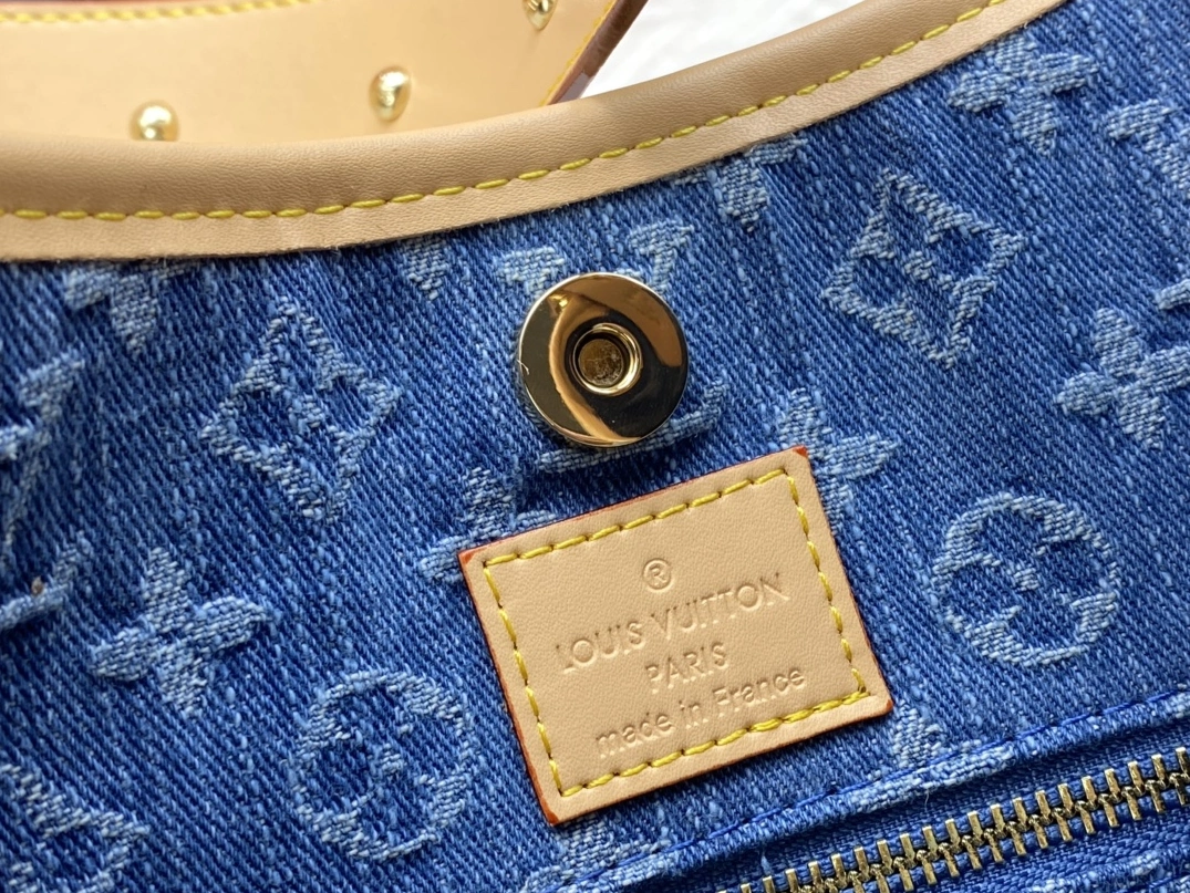 Louis Vuitton AAA Quality Shoulder Bags For Women Compact 6189