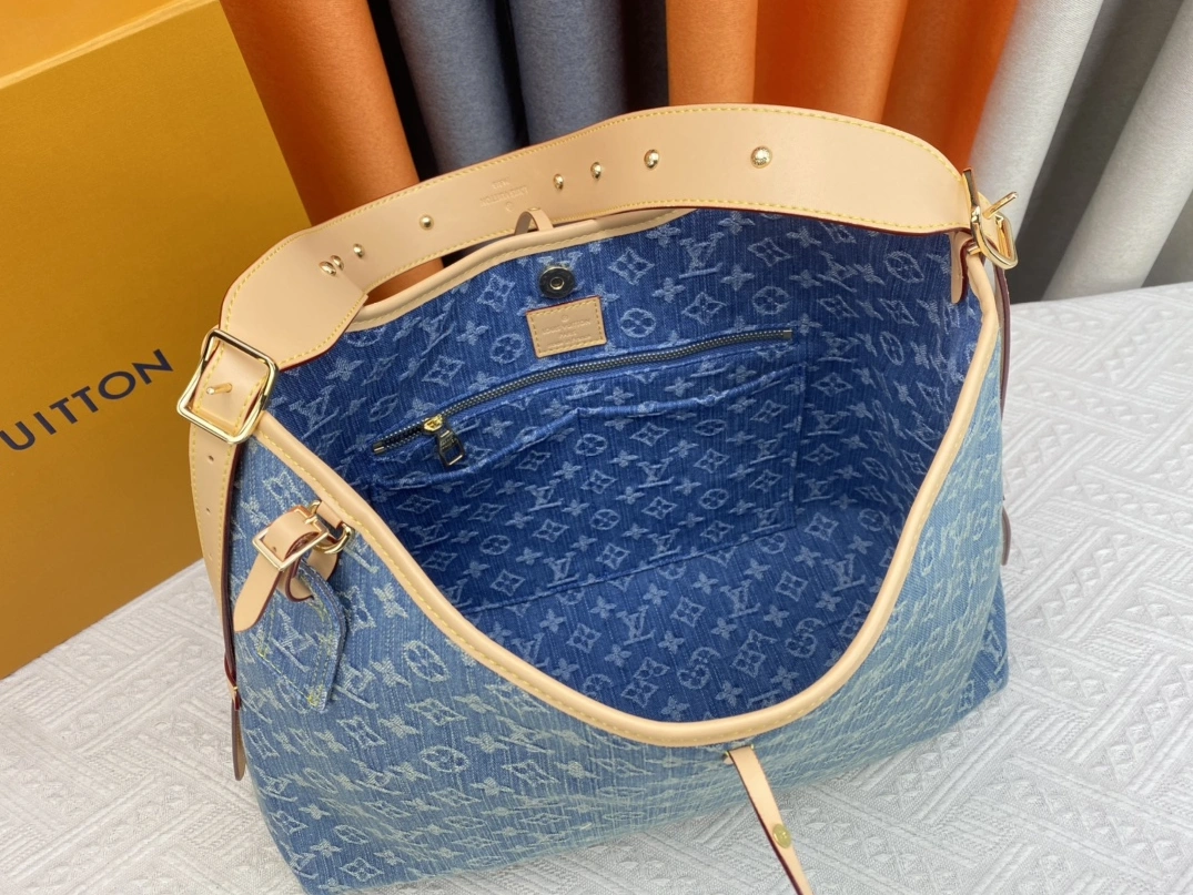 Louis Vuitton AAA Quality Shoulder Bags For Women Compact 6189