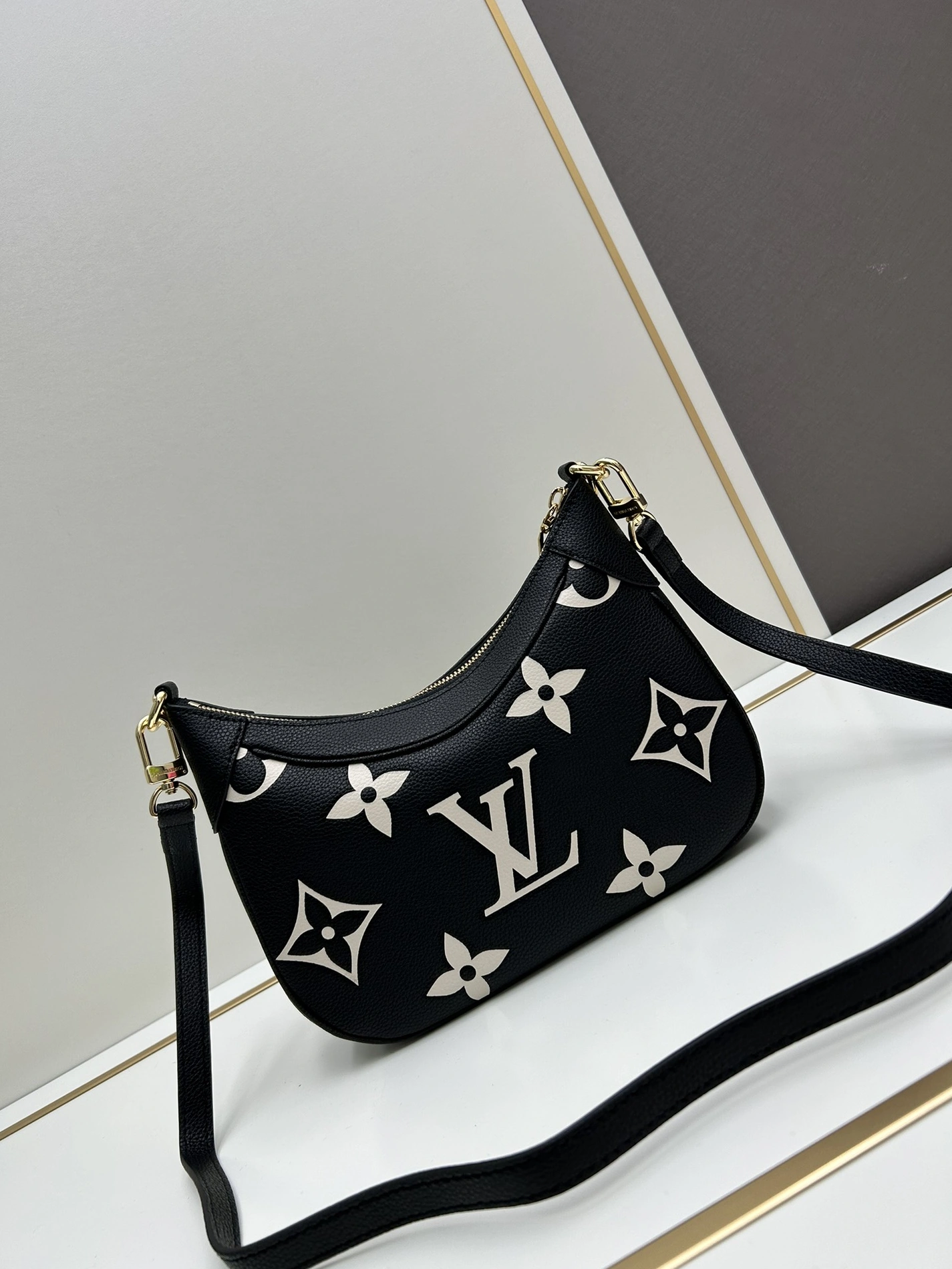 Louis Vuitton AAA Quality Shoulder Bags For Women Compact 6816
