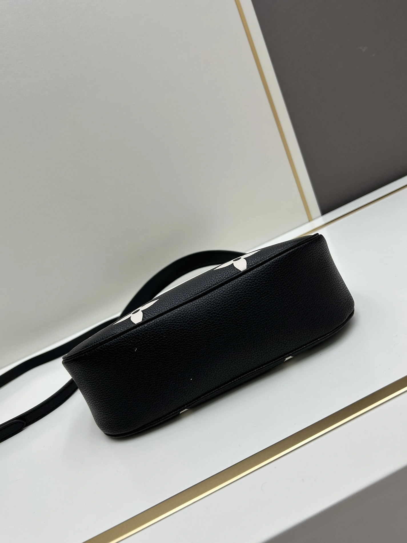 Louis Vuitton AAA Quality Shoulder Bags For Women Compact 6816