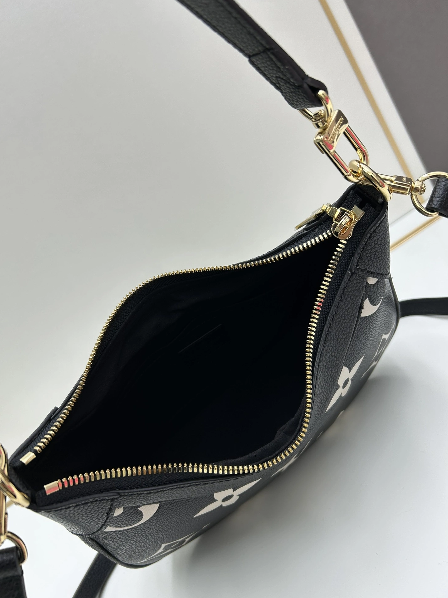 Louis Vuitton AAA Quality Shoulder Bags For Women Compact 6816