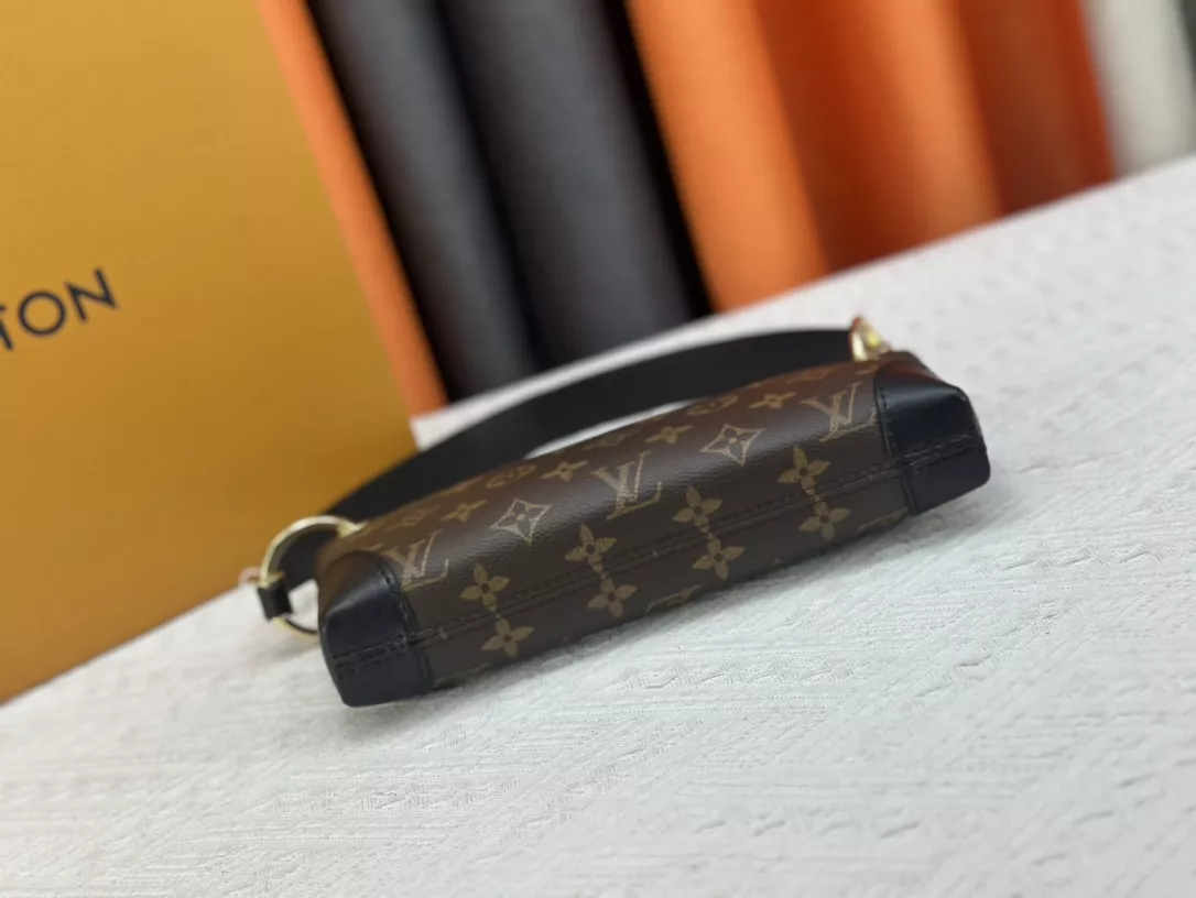 Louis Vuitton AAA Quality Shoulder Bags For Women Compact 694