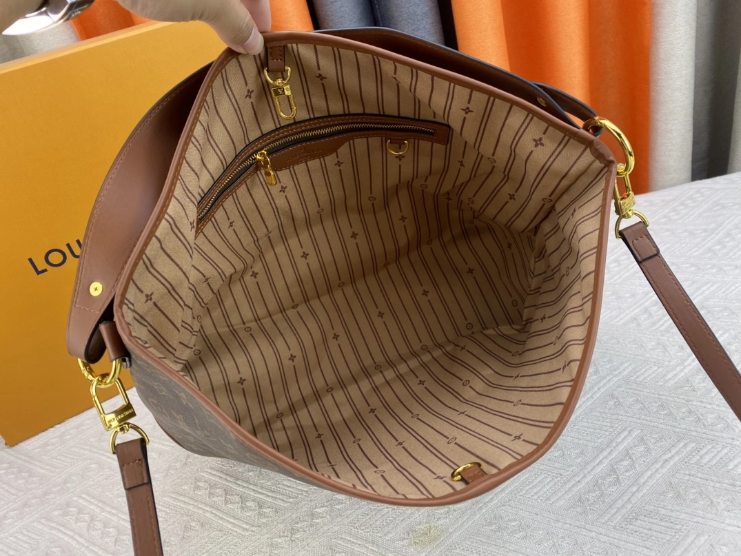 Louis Vuitton AAA Quality Shoulder Bags For Women Compact 887