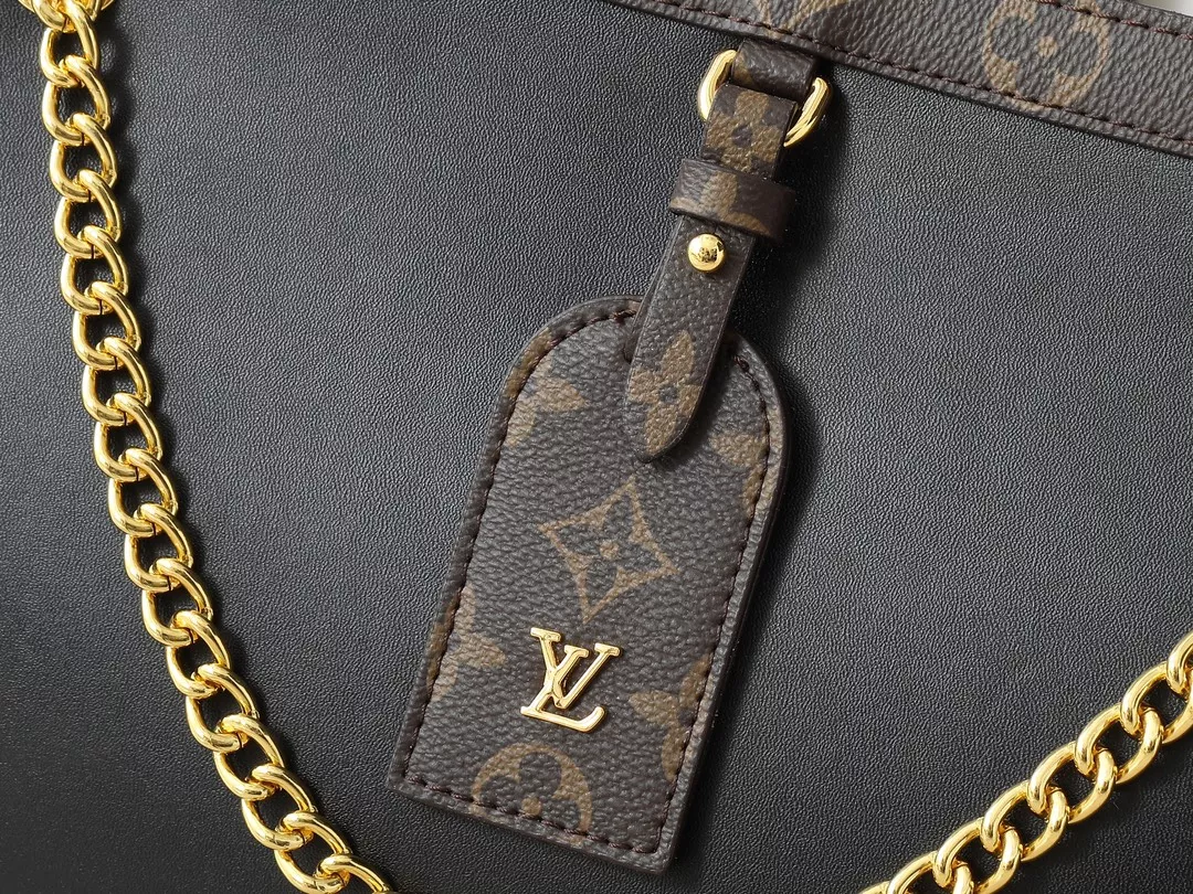 Louis Vuitton AAA Quality Shoulder Bags For Women Durable 1126