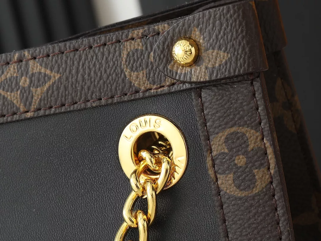 Louis Vuitton AAA Quality Shoulder Bags For Women Durable 1126