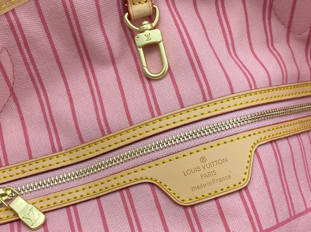 Louis Vuitton AAA Quality Shoulder Bags For Women Durable 8710