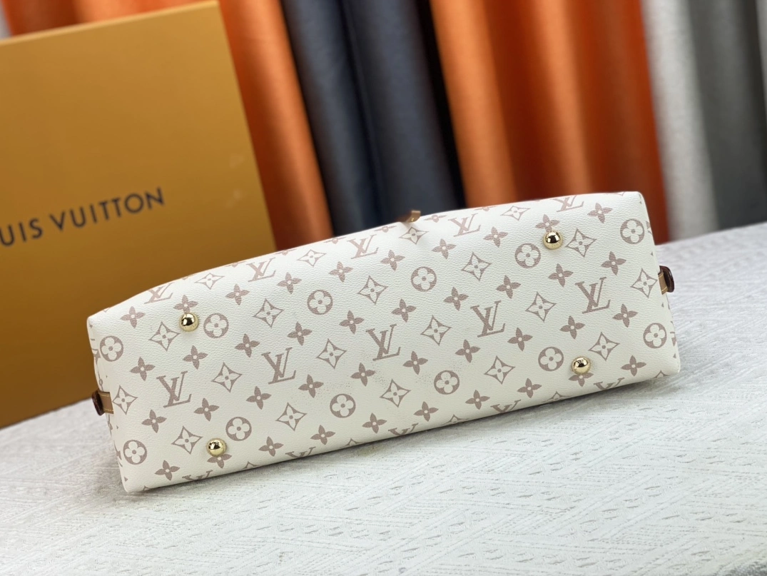 Louis Vuitton AAA Quality Shoulder Bags For Women Durable 9714